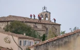 Des pompiers du Groupe de reconnaissance et d'intervention en milieu périlleux (Grimp) sur le toit d'une église à Pomas, dans l'Aude, le 26 août 2026