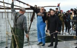 Benoît Hamon rencontre des ostréiculteurs le 31 mars 2017, sur l'étang de Thau à Mèze