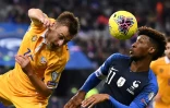 L'attaquant français Kingsley Coman (d) à la lutte avec le défenseur moldave Ion Jardan lors du match de qualification à l'Euro 2020, au Stade de France, le 14 novembre 2019