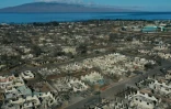 Une vue aérienne de la ville de Lahaina ravagée par un incendie, à Hawaï le 17 août 2023
