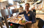 Zainab Al-Khajee, journaliste irakienne réfugiée en France, prépare des plats irakiens, le 23 juin 2018 dans le snack de Darwin, un espace associatif sur les bords de la Garonne, à Bordeaux