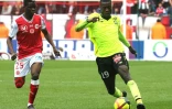 L'attaquant de Lille Nicolas Pépé (d) suivi par le milieu de Reims Moussa Doumbia, le 7 avril 2019 au stade Auguste-Delaune à Reims