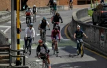 Des cyclistes lors de la journée hebdomadaire sans voiture à Bogota, le 8 décembre 2024 en Colombie