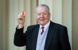 L'Anglais Bill Beaumont, réélu président de World Rugby lors de la cérémonie au cours de laquelle il a été fait Knigh Bachelor au palais de Buckingham le 26 février 2019