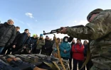 Des habitants participent à une session de formation au maniement des armes à Kiev, le 20 février 2022 en Ukraine
