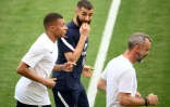 Kylian Mbappé et Karim Benzema s'entraînent à part avec un préparateur physique des Bleus à Split, le 5 juin 2022 