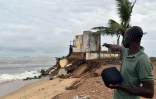 Les ruines d'un hôpital sur le rivage de de la lagune de Grand-Lahou, le 15 octobre 2015 en Côte d'Ivoire