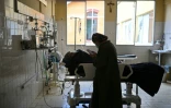 Un patient est allongé sur un brancard à l’Hôpital général de La Paz, le 26 mai 2026, en Bolivie