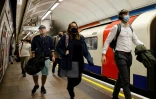 Des personnes dans le métro à Londres, le 20 octobre 2021