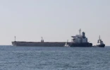 Le navire Glory battant pavillon des Iles Marshall et chargé de quelque 66.000 tonnes de maïs quitte le port ukrainien de Tchornomorsk sur la mer Noire, le 7 août 2022
