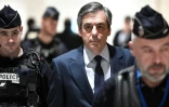 L'ancien Premier ministre François Fillon retourne dans la salle d'audience du palais de justice de Paris, le 27 février 2020