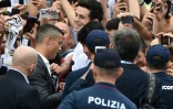 La recrue star de la Juventus Cristiano Ronaldo signe des autographes, à son arrivée au centre médical du club, le 16 juillet 2018 à Turin