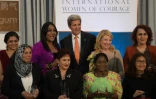 Latifa Ibn Ziaten (G) Aux côtés de treize femmes et du secrétaire d'Etat américain John Kerry lors de la remise du prix de "femme courageuse" le 29 mars 2016 à Washington