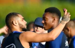 L'attaquant Anthony Martial (d) et le défenseur Layvin Kurzawa lors d'une séance d'entraînement de l'équipe de France à Clairefontaine, le 3 septembre 2016 
