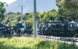 Des gendarmes bloquent une route à Mont Dore, commune de la banlieue sud de Nouméa, le 19 septembre 2024 en  Nouvelle-Calédonie