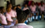 Des fillettes participent à une activité dans le cadre du programme intitulé Talitha Qum, vise à les protéger de la consommation de drogue et de l'exploitation sexuelle à Carthagène, en Colombie, le 23 août 2017 