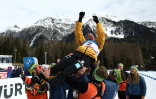 L'Allemande Franziska Preuss fête sa victoire en poursuite avec les memebres de son équipe  lors des Mondiaux IBU de Biathlon à Lenzerheide en Suisse le 16 février 2025