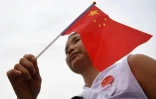 Une manifestante pro-Chine agite un drapeau chinois le 17 août 2019 à Hong Kong