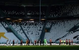 Avant la demi-finale retour de la Coupe d'Italie, disputée à huis clos, les joueurs et les membres des staffs de la Juventus et de l'AC Milan ont observé une minute de silence en mémoire des victimes de la pandémie, à Turin, le 12 juin 2020
