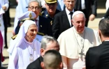 Le pape François est accueilli à son arrivée à Bangkok par sa cousine Ana Rosa Sivori (g), missionnaire depuis plus de 50 ans en Thaïlande, le 20 novembre 2019