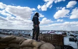 Un membre des forces de sécurité kurdes surveille le camp de déplacés d'Al-Hol, le 18 mars 2021 en Syrie
