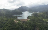 Vue aérienne du barrage de Guma, dans le Parc national de la Péninsule de la Région Ouest, qui borde la région de Freetown, le 23 avril 2025 en Sierra Leone