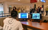Une caméra thermique contrôle la température des passagers débarquant à l'aéroport d'Antalya, dans le sud de la Turquie, le 19 juin 2020