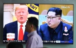 Le président américain Donald Trump et le président nord-coréen Kim Jong Un sur un écran de télévision, le 11 juin 2018 à Séoul, à la veille de leur rencontre historique.