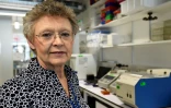 Françoise Barré-Sinoussi qui vient d'être nommée présidente de Sidaction, pose le 21 juillet 2017 dans le laboratoire de l'institut Pasteur à Paris