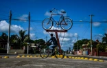 A l'entrée de Cardenas, une ville de 120.000 habitants qui borde la côte nord à environ 150 km de La Havane, une imposante bicyclette en fer forgé accueille le visiteur.