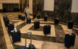 Photo fournie par les autorités officielles d'un hall d'hôtel ou les bagages des pèlerins sont désinfectés à La Mecque le 26 juillet 2020, lors du grand pèlerinage