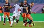 L'attaquant de Montpellier Valère Germain (d) devance le milieu de Bordeaux Junior Onana, le 22 septembre 2021 à Montpellier 