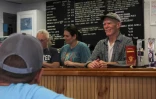 Scott Wetzel (à droite), 62 ans, dans un café de Berkeley Springs, en Virginie-Occidentale, le 31 juillet 2025