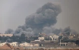 Une photo prise depuis le sud d'Israël montre un panache de fumée après des bombardements dans la bande de Gaza le 7 décembre 2023