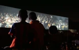 Des enfants assistent à une projection en plein air lors du 25e festival de cinéma de Ouagadougou (le Fespaco), le 28 février 2017