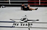 Un boxeur amateur allongé sur le ring du club All Stars, le 10m ai 2022 à Kiev, en Ukraine