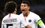 Les Brésiliens du PSG Marquinhos (g) et Thiago Silva après la victoire en Ligue des champions contre Liverpool, le 28 novembre 2018 au Parc des Princes  