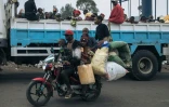 Des personnes déplacées par la guerre quittent les camps situés à la périphérie de Goma, le 2 février 2025.