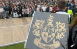 Des participants portant le même nom de Sullivan ou O'Sullivan, rassemblées dans le comté irlandais de Cork pour battre le record du monde du nombre de gens portant le même nom réunis en un seul lieu, le 30 mai 2026 à Castletownbere 