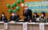 Kenichi Ido (c), l'un des avocats de six plaignants habitant Fukushima, atteints de cancers de la thyroïde, qui lancent une action collective en justice, le 27 janvier 2022 à Tokyo 