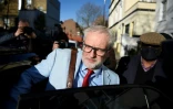 L'ex chef du Parti travailliste britannique Jeremy Corbyn quittant son domicile à Londres le 18 août 2020