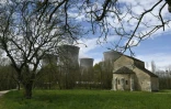 La chapelle romane de Marcilleux devant la centrale nucléaire du Bugey, dans l'Ain
