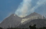 Des panaches de fumée s'échappent du mont Lewotobi Laki-Laki, vu depuis le village de Klatanlo sur l'île de Florès, en Indonésie, le 4 novembre 2024