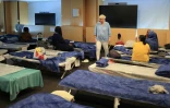 La ministre de la Santé, Stéphanie Rist visite un centre d'hébergement d'urgence à Paris, le 26 juin 2026 lors d'un épisode de canicule en France