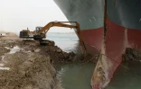 Photo fournie par l'Autorité égyptienne du canal de Suez (SCA) montrant l'avant du navire Ever Given, bloqué dans le canal, le 25 mars 2021