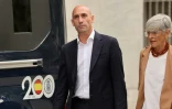 L'ancien président de la Fédération espagnole de football, Luis Rubiales, au côté de son avocat, à la sortie du tribunal où il a été entendu, le 15 septembre 2023 à Madrid
