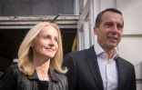 Le chancelier autrichien Christian Kern et son épouse Eveline Steinberger-Kern votent à Vienne, le 15 octobre 2017