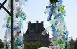 Une installation de 5 mètres de haut réalisée à partir de bouteilles plastiques par l'artiste et militant canadien Benjamin Von Wong, à Paris, le 27 mai 2023