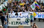 Des militants pour le climat portent une banderole "L'élection européenne est l'élection du climat" lors d'un rassemblement à l'appel de Fridays for Future, le 31 mai 20204 à Berlin