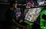 Khristof Oborski, directeur des opérations tactiques de la startup Campus Guardian Angel, montre l'utilisation de drones dans des fusillades dans des écoles, à Austin, le 9 mai 2026 au Texas
